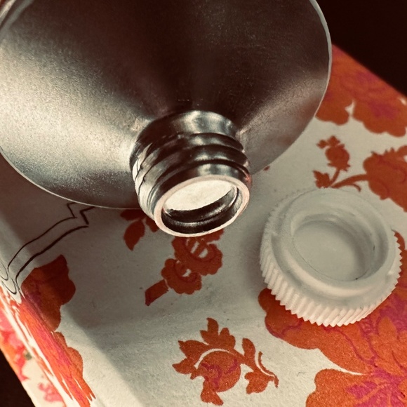 Library of Flowers Field Flowers 2.3 oz Handcreme NEW Sealed - Picture 4 of 5